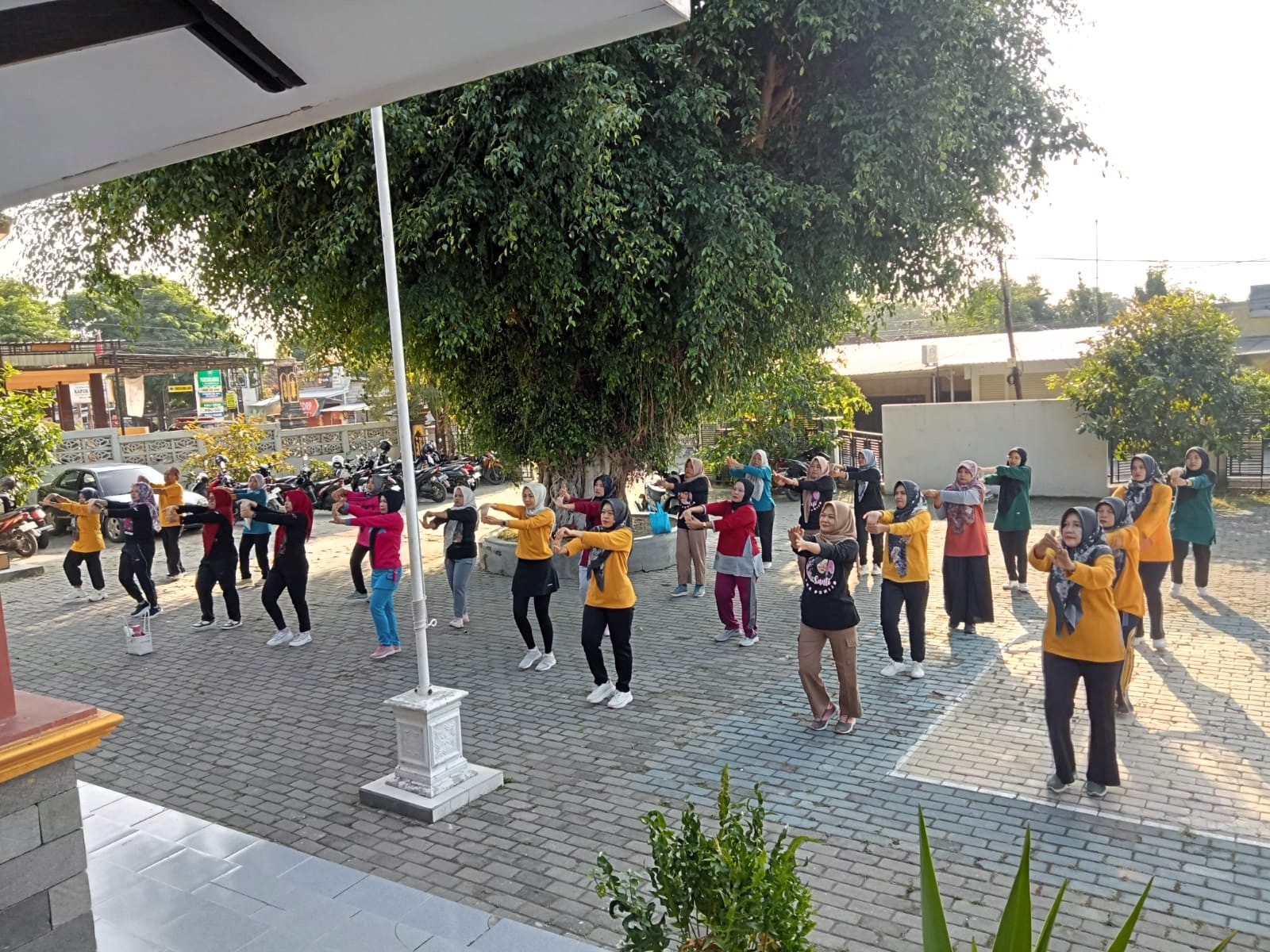PKK Kecamatan Sampung Gelar Kegiatan Rutin dengan Senam Pagi dan Pemberdayaan Perempuan